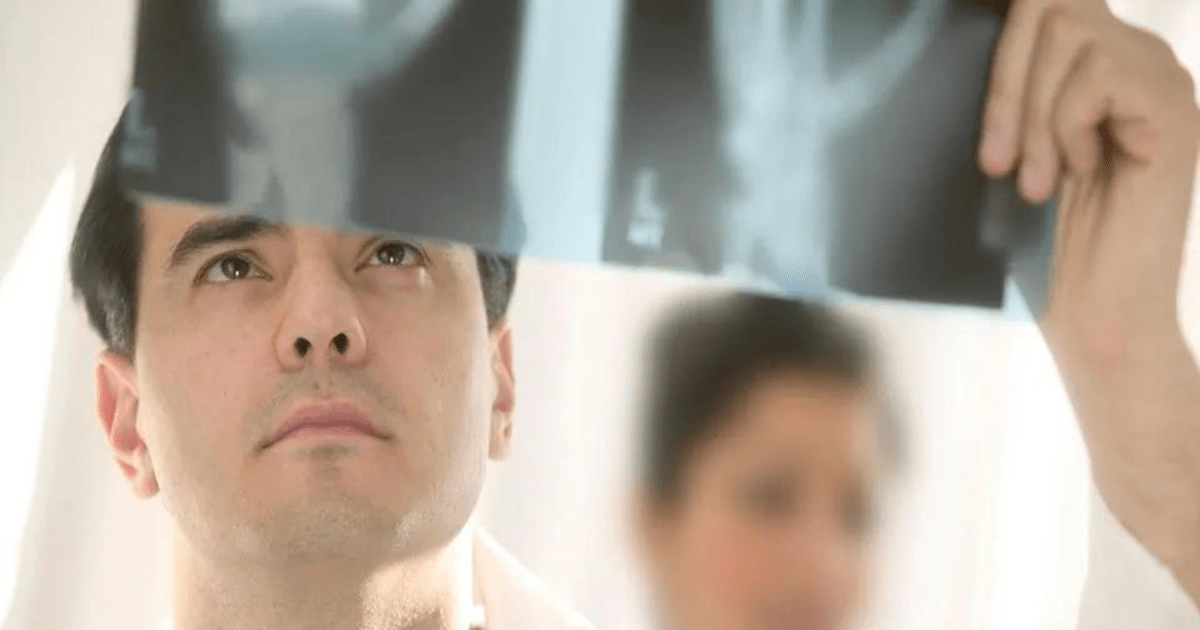 doctor-testing-for-mold